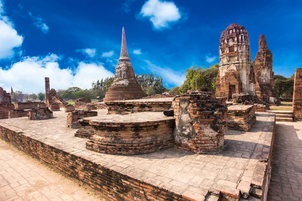 Arquitectura religiosa de Las ruinas de los Jedi o pagoda en Wat — Foto de Stock