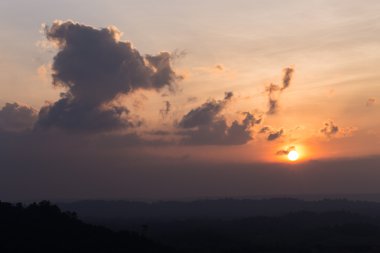 Dağlar üzerinde gündoğumu sis ile güzel gökyüzüne