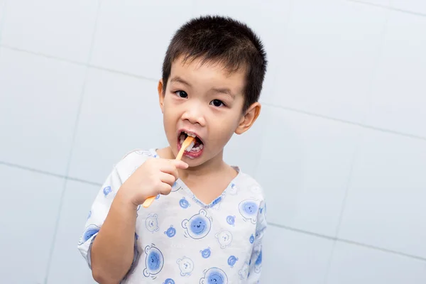 Little handsome Asian boy brushing Teeth in bath — Stock Photo, Image