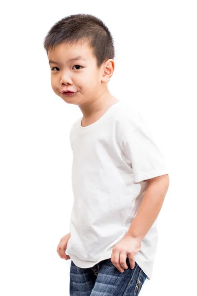 Белая футболка и синие джинсы на симпатичном азиатском мальчике — стоковое фото