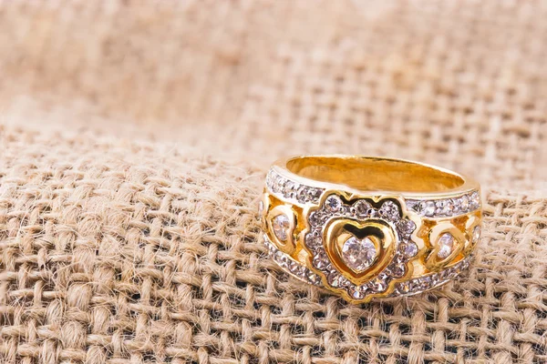 Szív alakú gyémánt gyűrű a zsákvászon hessian zsákolás textúra — Stock Fotó
