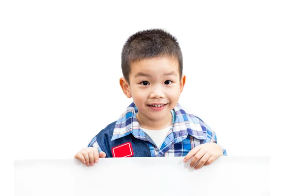 Портрет счастливого мальчика, стоящего и держащего в руках пустую белую доску — стоковое фото