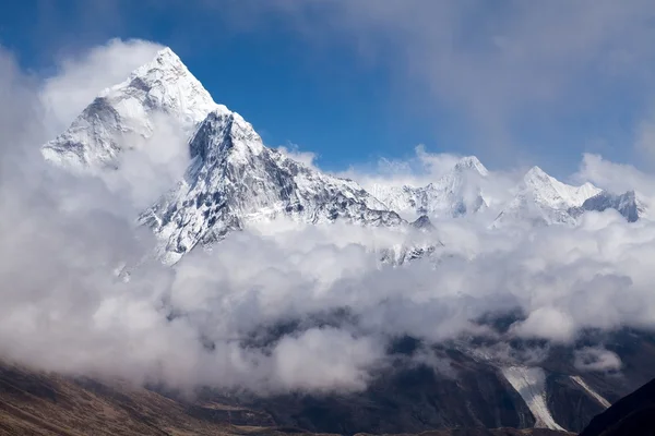 Vista di mt. Ama Dabla dal percorso per Cho La Pass, Solu Khumbu, Nepal — Foto Stock
