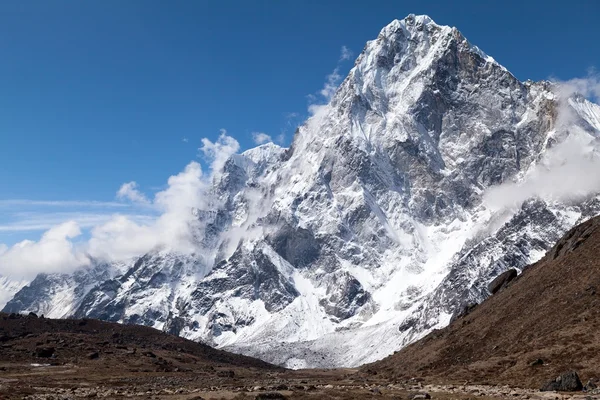 Widok z Cholatse szczyt od trasy do Cho La Pass, Solu Khumbu, Nepal — Zdjęcie stockowe