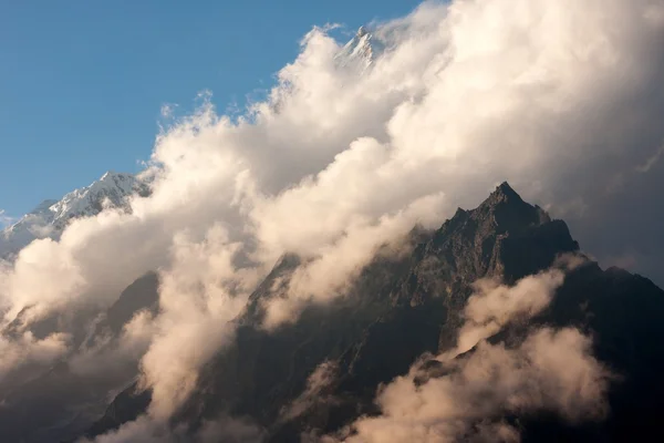 Nuvole sulla cima del Langtang Lirung — Foto Stock