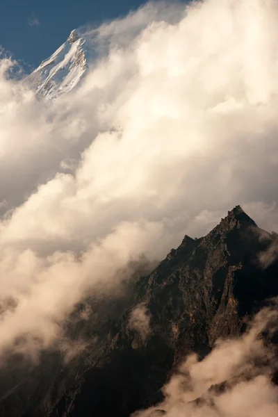 Bulutlar Langtang Lirung tepe üzerinde — Stok fotoğraf