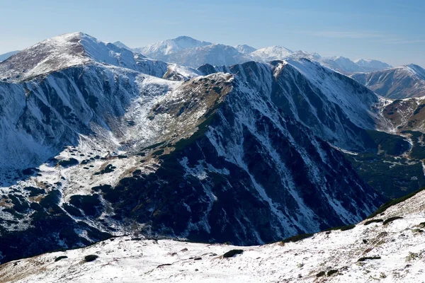 Vista de cumes nevados de montanhas ocidentais de Tatras, Cárpatos ocidentais, Eslováquia — Fotografia de Stock