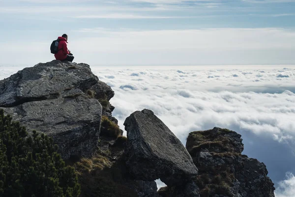 Foto Senderista Sentado Roca Cumbre Montaña Mirando Vista Por Encima — Foto de Stock