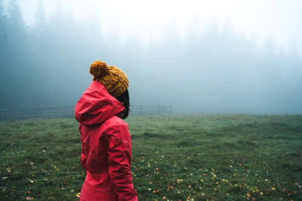 Leuchtend Roter Jacke Sucht Eine Junge Wanderin Herbstlichen Nebelwald Nach — Stockfoto