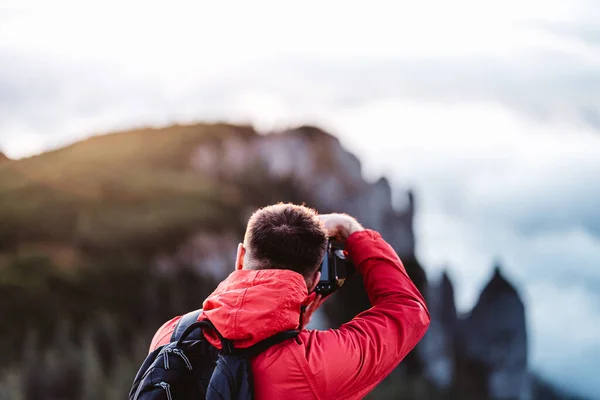 Vue Arrière Grimpeur Prenant Des Photos Sommet Falaise Photographe Avec — Photo