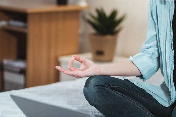 Mujer Joven Meditando Pose Loto Casa Ajuste Femenino Haciendo Ejercicios — Foto de Stock