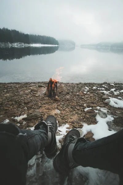 Männerbeine Mit Wanderschuhen Gegen Das Lagerfeuer Wald Wanderer Sitzen Schnee — Stockfoto