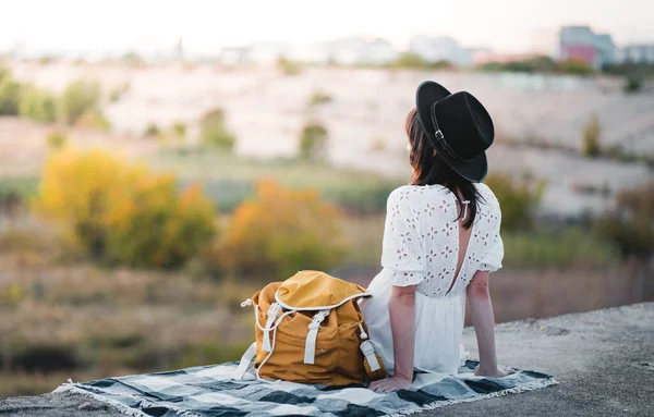 Vue Arrière Jeune Femme Hipster Avec Sac Dos Relaxant Extérieur — Photo