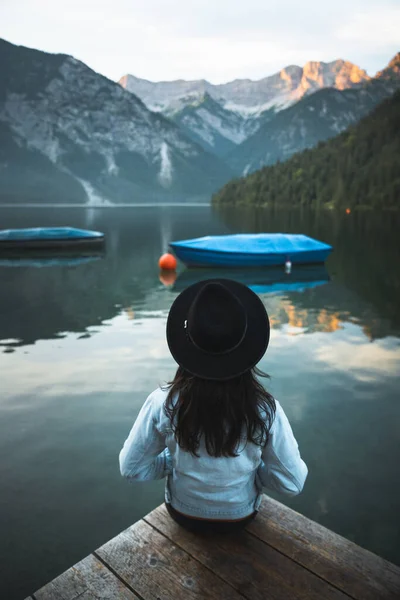 Rückansicht Einer Brünetten Jungen Frau Jeansjacke Und Hut Die Auf — Stockfoto