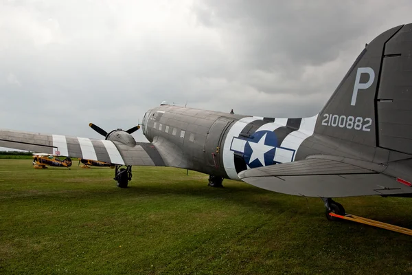 リンカンシャー州航空ショーでのダコタ c47 爆撃機の背面図. — ストック写真