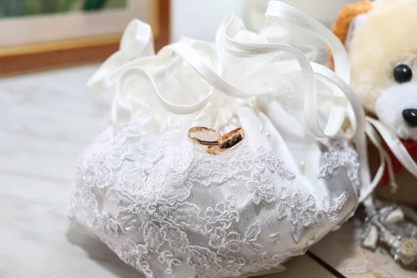 Anillos de boda de oro en el trabajo abierto — Foto de Stock