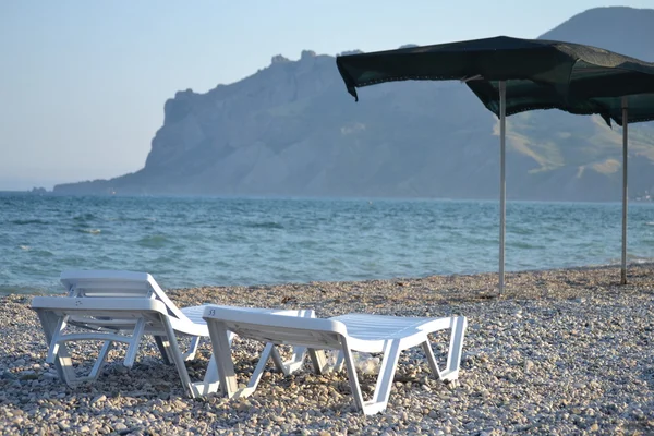 Plaj, şezlong, deniz, dağlar, güneşlenme, çakıl taşı