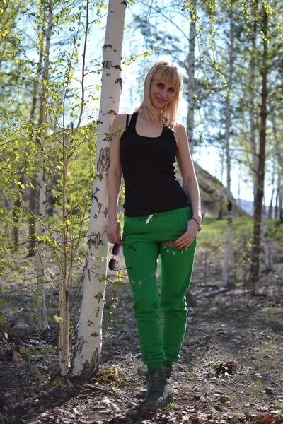 Dívka v oblečení v přírodě — Stock fotografie