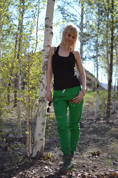 Das Mädchen in Sportbekleidung in der Natur — Stockfoto