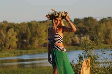 kafasında bir çelenk ile kız