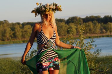 kafasında bir çelenk ile kız