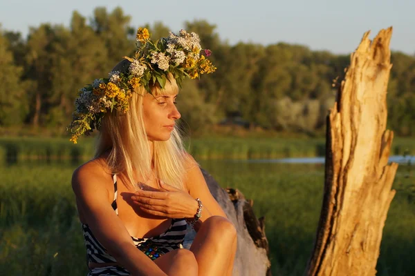 Girl with a wreath on his head — Stock Photo, Image