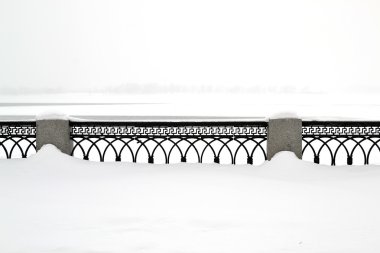 Kışın beyaz kar üzerinde dolgu üzerinde korkuluk