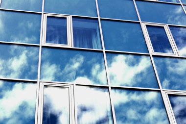 Gökyüzü modern ofis binası Windows'da yansıtılır