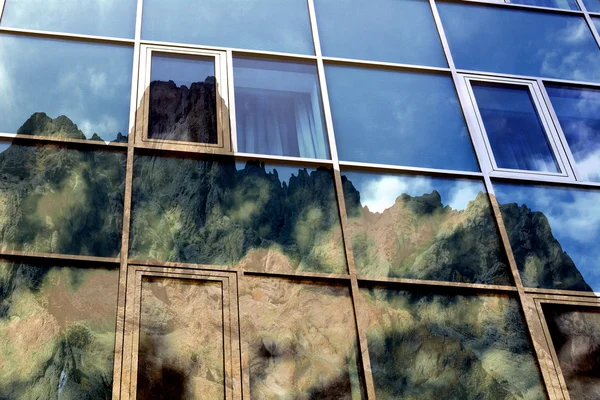 Çift pozlama bir binanın yansıtıcı bulutlar, doğa, dağlar ile Windows Telifsiz Stok Fotoğraflar