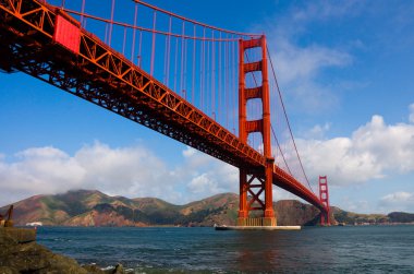 Golden gate Köprüsü ile bulutlu gökyüzü