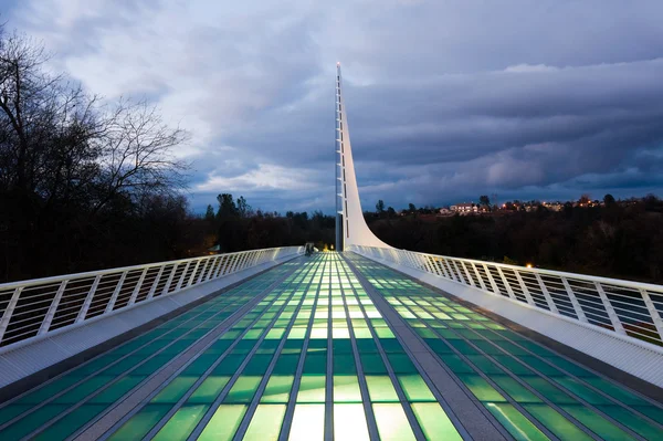 Sluneční hodiny Bridge v noci — Stock fotografie