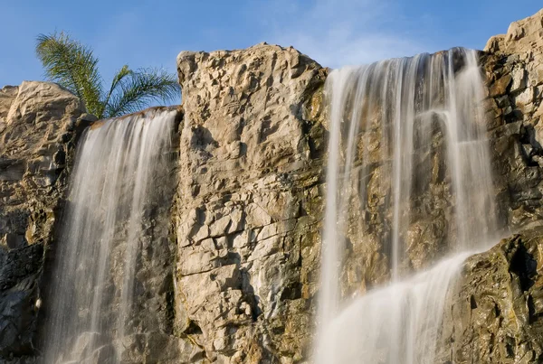 Wasserfall fließt von Felsen — Stockfoto