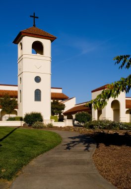 gün batımında beyaz kilise
