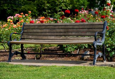 Gül bahçesinde eski tezgah