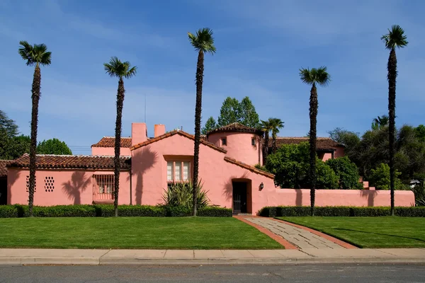 Palm trees near pink mansion — Stock Photo, Image