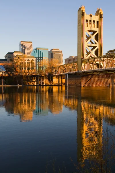 Tower Bridge ve Sacramento şehir — Stok fotoğraf