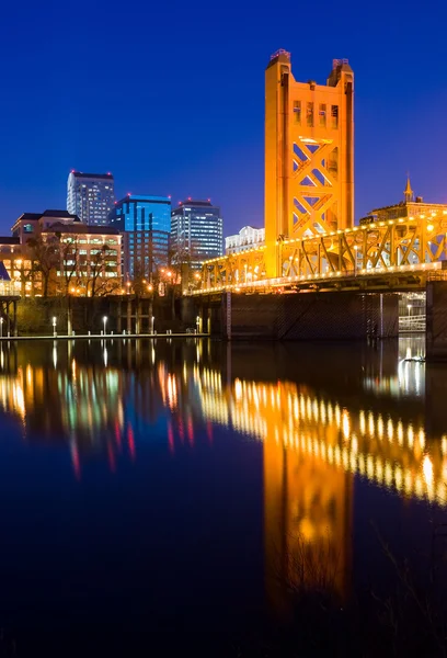 Tower Bridge ve Sacramento şehir — Stok fotoğraf