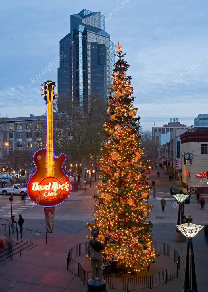 Christmas tree in downtown Sacramento Stock Editorial Photo