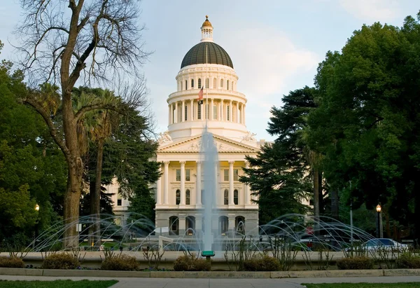 Fuente frente al Capitolio de California — Foto de Stock