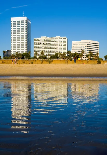 Hotels lined next to Pacific Ocean — Stock Photo, Image