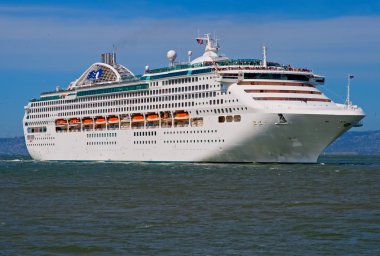 Lüks beyaz yolcu gemisi