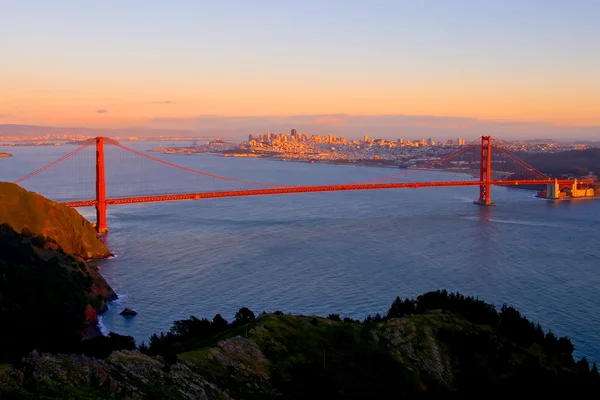 Puente de puerta dorada al atardecer — Foto de Stock