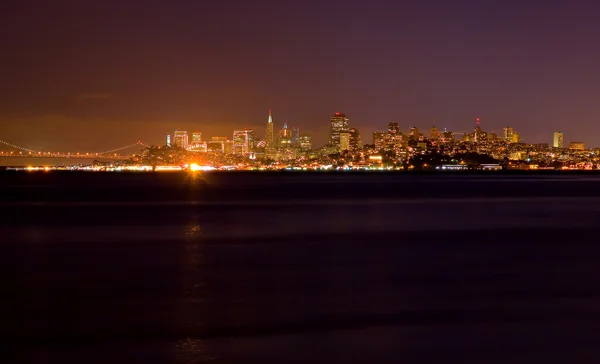 San Francisco manzarası ve Körfez Köprüsü — Stok fotoğraf