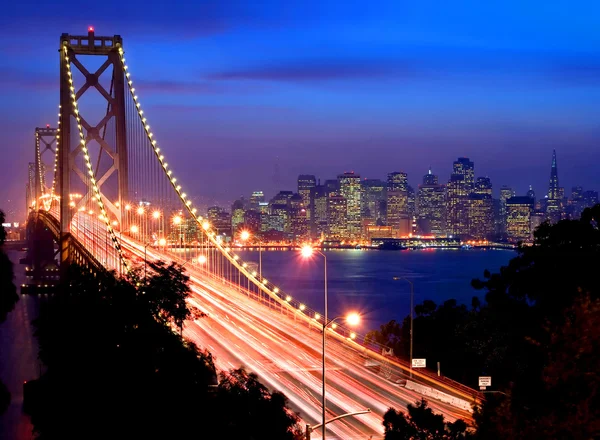 San Francisco sobre Puente de la Bahía — Foto de Stock