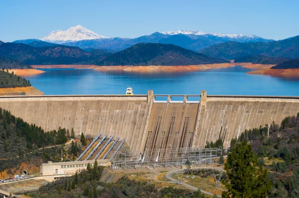 Barrage de Shasta par temps ensoleillé — Photo