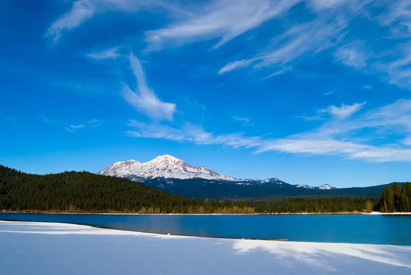 Mount Shasta in winter — Stock Photo, Image