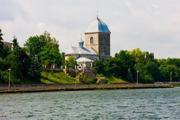 Церква біля озера — стокове фото