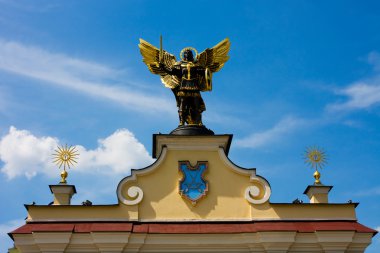 Baş melek heykeli mavi gökyüzü ile