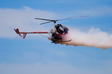 Havacılık Fuarında geriye doğru uçan helikopter