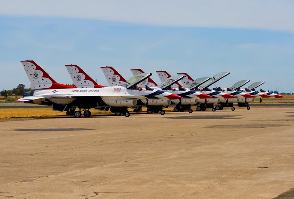 Τα αεριωθούμενα αεροπλάνα στρατού που ετοιμάζεται από ένα airshow — Φωτογραφία Αρχείου